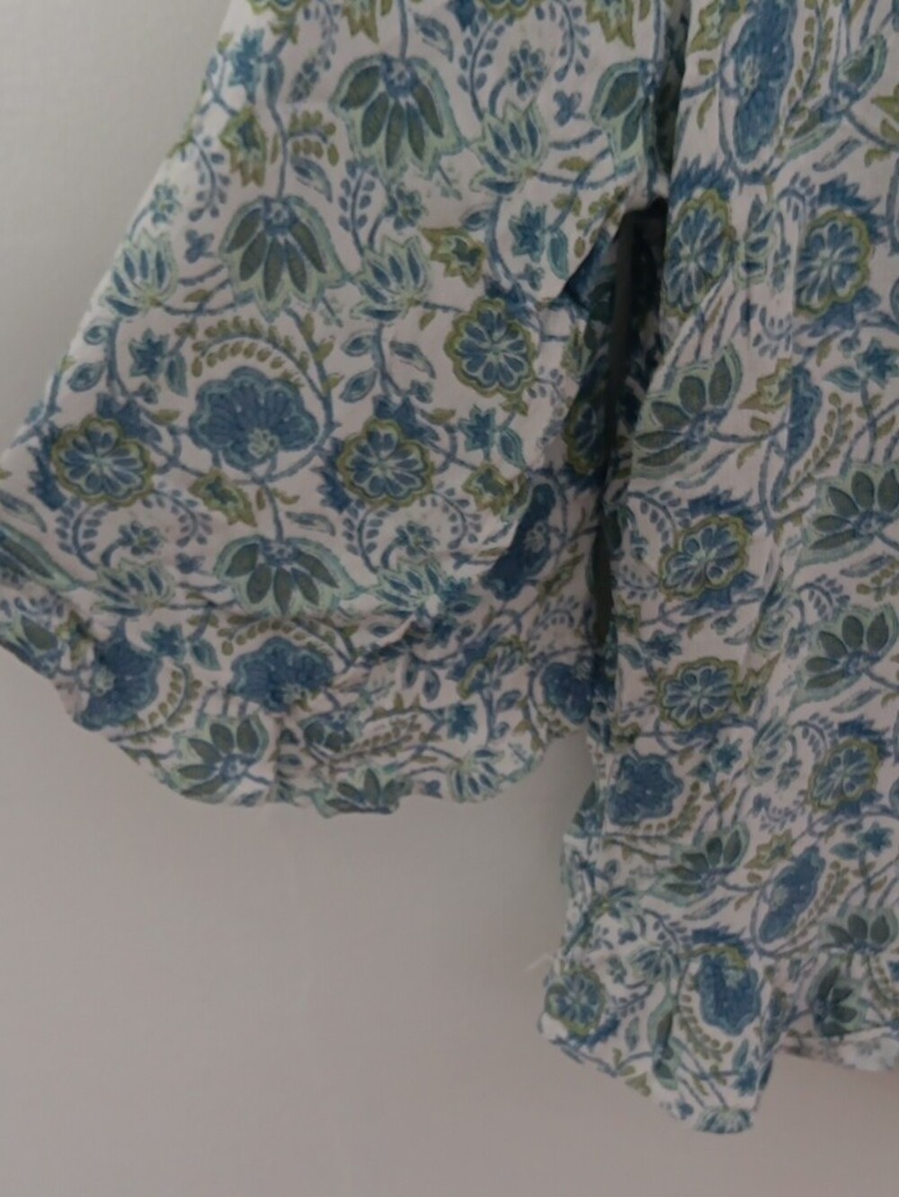 Cynthia Rowley Blue and Cream Floral V-Neck Ruffle Hem Top #3886 - Picture 3 of 4